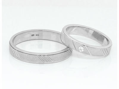 Wedding ring made of white gold with a width of 4 mm