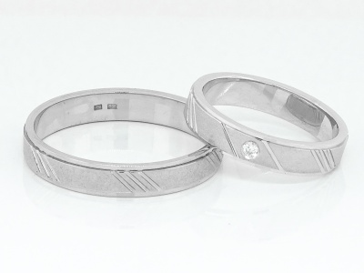 Wedding ring made of white gold with a width of 4 mm